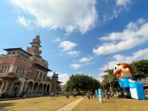 Imagem do inflável do José Comilão de 6 metros em frente ao Museu Catavento