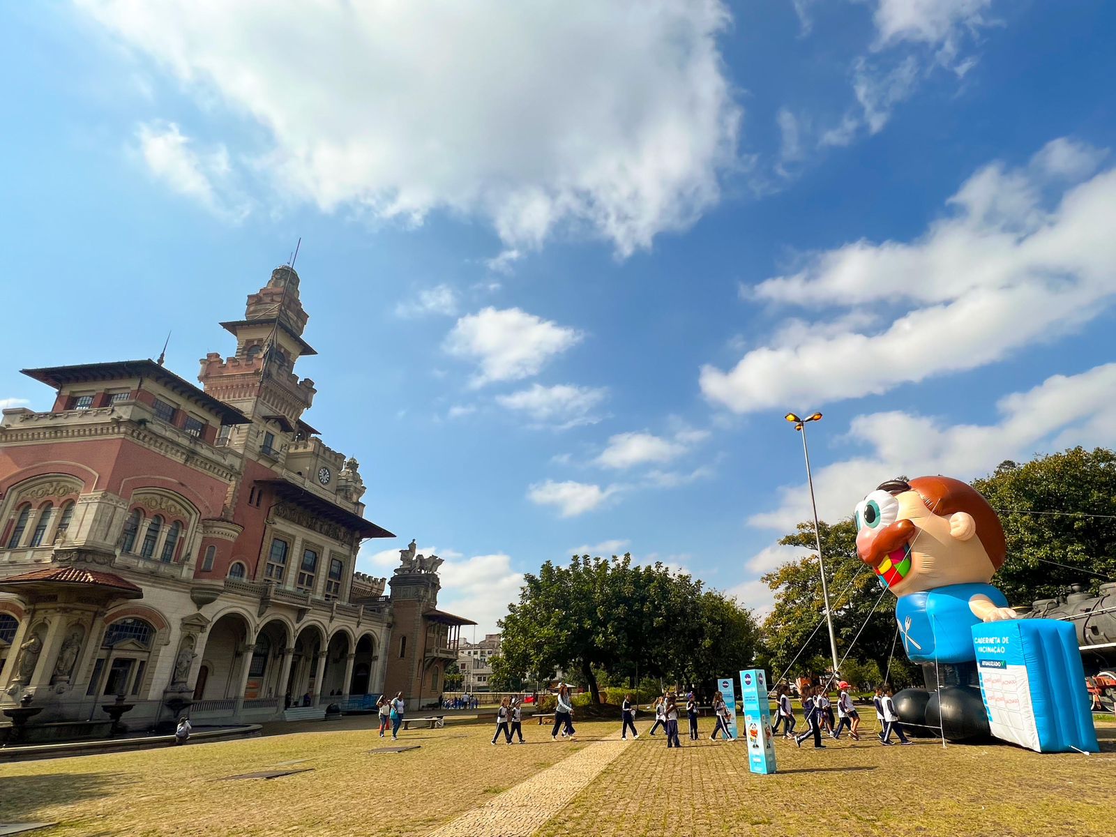 Imagem do inflável do José Comilão de 6 metros em frente ao Museu Catavento